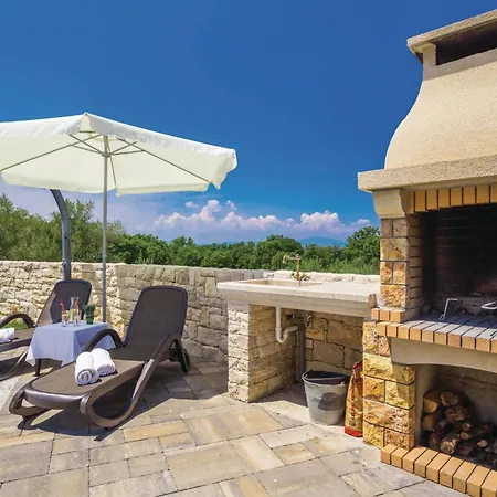 펜션 Lovely In Turcic With Kitchen 반타치치