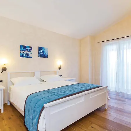 Ferienhaus Lovely Home In Turcic With Kitchen *