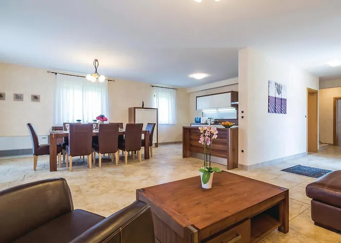 Case de vacanță Lovely In Turcic With Kitchen